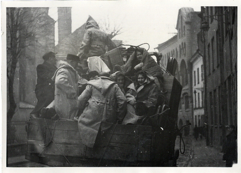 Inimesed lahkumas oma varaga linnast 9. märtsi pommitamisele järgnenud päeval, foto Pikalt tänavalt. ERA.R-68.1.5.64